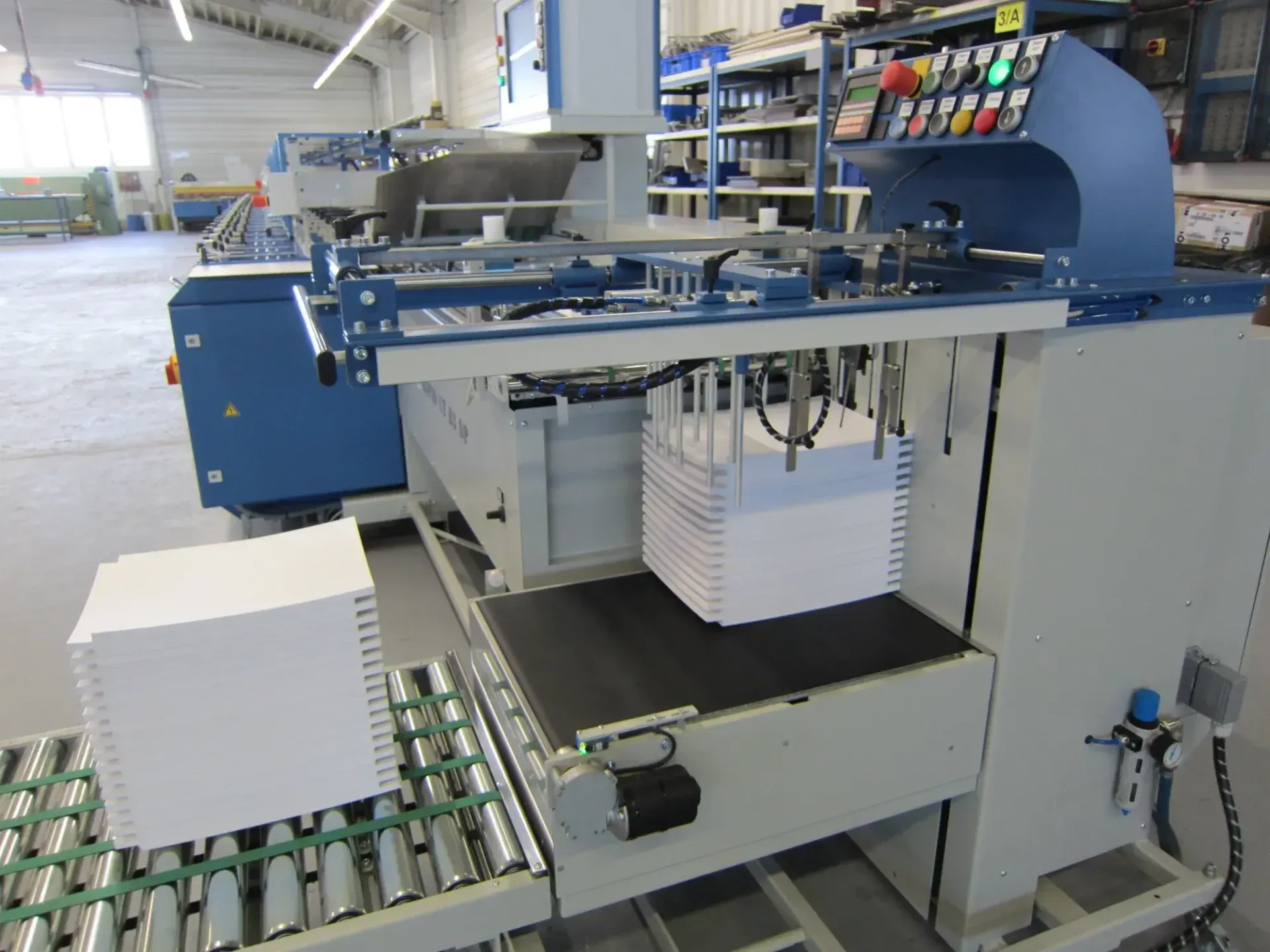 MKW collator configured for signature collating