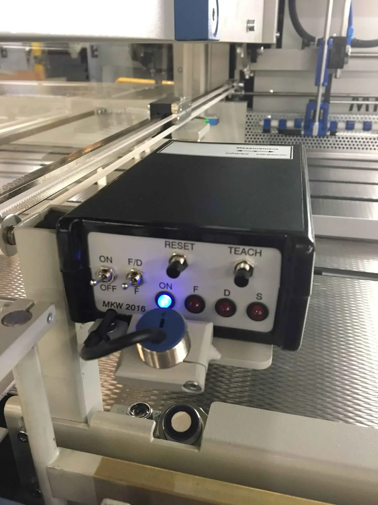 MKW infra-red sheet detector on a collator pocket